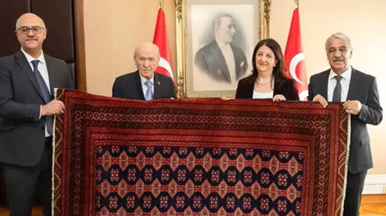 MHP LİDERİ BAHÇELİ’YE ÖCALAN’IN ÖZEL DOKUTTUĞU KİLİM HEDİYE EDİLDİ!