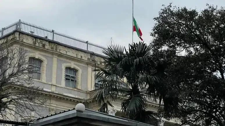 İSTANBUL’DA İRAN BAŞKONSOLOSLUĞU’NDA BAYRAKLAR YARIYA İNDİRİLDİ!