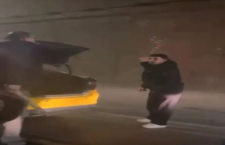 TAKSİCİ TRAFİKTE TARTIŞTIĞI MOTOSİKLETLİ GENCİN BAŞINI YARDI!