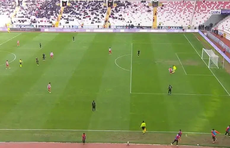 KURALLARI BİLMEYEN BOLU SPOR KALECİSİ TAKIMINI YAKTI!