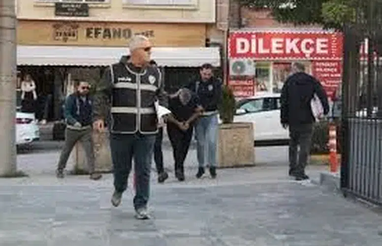 ESKİŞEHİR'DE MARKETTE ÇOCUĞUNU DÖVEN BABA TUTUKLANDI!