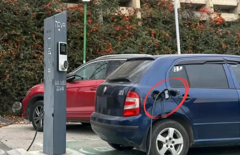 AKAR YAKITLI ARAÇ SÜRÜCÜSÜNÜN PARK UYANIKLIĞI PES DEDİRTTİ!