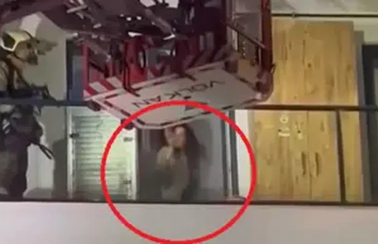 EVİNİ YAKMAK İSTEYEN KADIN İTFAİYECİLERE DAMACANA FIRLATTI!