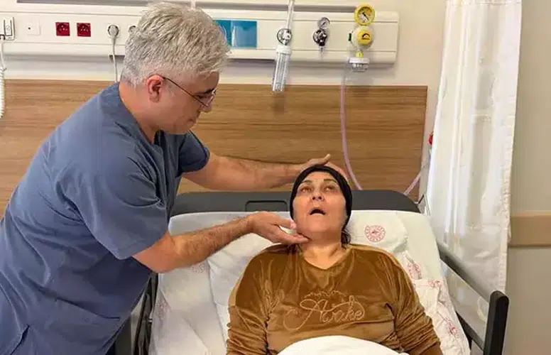 ÜÇ SENE ÇENE AĞRISI ÇEKEN KADININ TANISI DÜNYADA İLK OLDU!