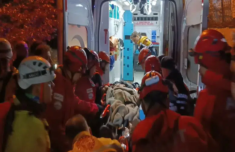 BURSA'DA GECE DOĞA YÜRÜYÜŞÜNDE UÇURUMDAN DÜŞTÜLER!