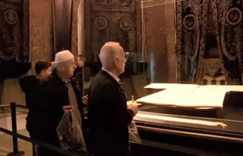 ZİYARETTE AÇILAN HIRKA-I ŞERİF’E ZİYARETTE YOĞUN İLGİ DEVAM EDİYOR!