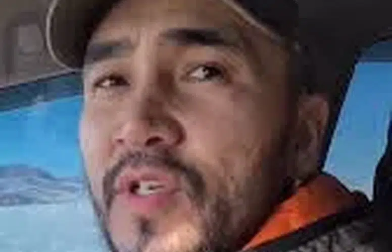 MOĞALİSTANLI GENÇ AT ETİNDEN DÖNER YEDİĞİNİ İDDİA ETTİ!