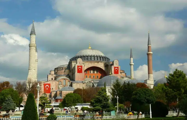 AYASOFYA CAMİİ ALTINDA BİN 600 YILLIK 7 ADET TÜNEL BULUNDU VE TEMİZLENDİ