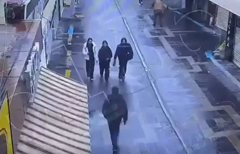 "BİRİNİ BIÇAKLAMAM LAZIM!" DİYEREK GENÇ KIZI BIÇAKLADI!