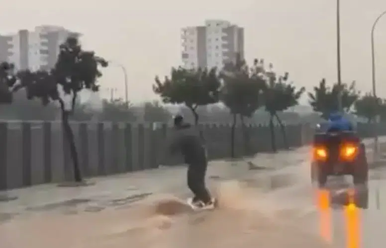 ADANA'DA BİR GENÇ SU DOLU CADDEDE SÖRF YAPTI!