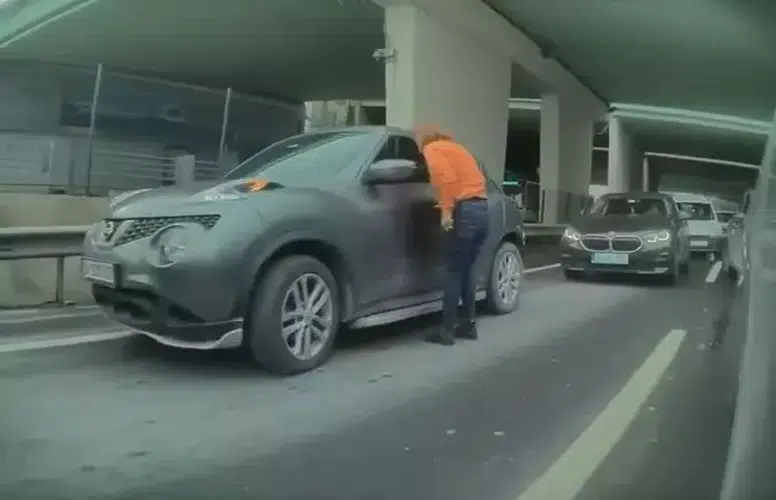 KADIN SÜRÜCÜ TRAFİKTE TARTIŞIĞI KİŞİNİN ARACININ AYNASINI KIRDI!