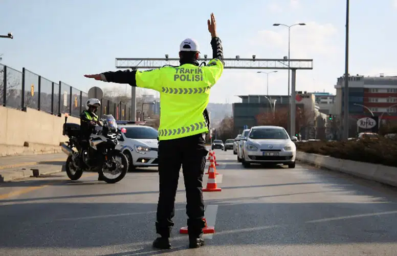 YENİ TRAFİK KURALLARINA UYMAYANLARA AĞIR CEZALAR VAR!