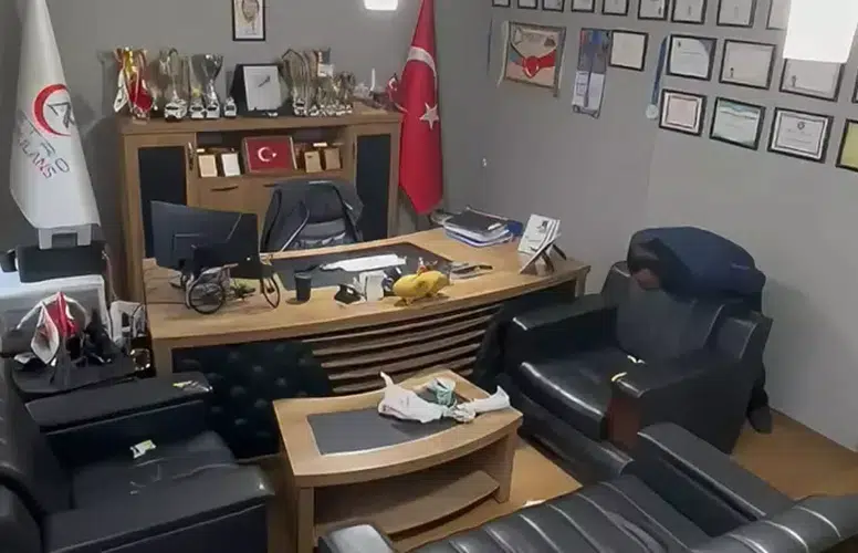 SAĞLIK ÇALIŞANI KENDİNİ HEİMLİCH MANEVRASI İLE KURTARDI!