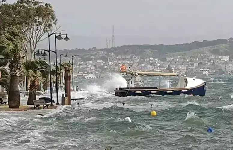 AYVALIK'TA FIRTINA NEDENİYLE DENİZ BÖYLE TAŞTI!