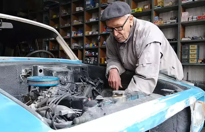 90 YAŞINDAKİ "ANADOL SUAT" USTA HALA MOTOR TAMİRİ VE BAKIMI YAPIYOR!