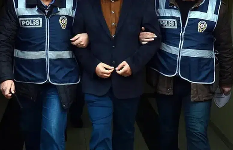 İKİ ÖĞRETMENİ SOPA İLE TEHDİT EDEN ÖĞRENCİ VELİSİ TUTUKLANDI!