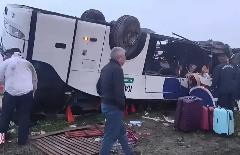 BAYRAM SABAHI KOZAN'DA YOLCU OTOBÜSÜ DEVRİLDİ!