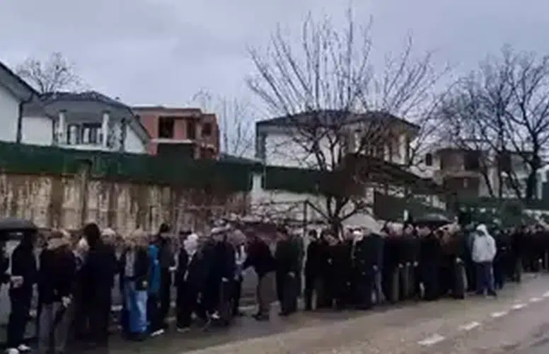 BAYRAMLAŞMA KUYRUĞU TAM BİR KİLOMETREYİ BULDU!