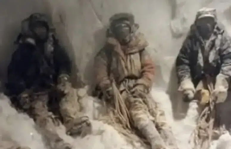 EVEREST GERİ DÖNMEYENLERİ SAKLIYOR: DONMUŞ ZAMANIN ORTASINDA BİR GERÇEK!