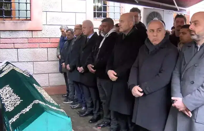 FATİH AYVANSARAY'DAKİ ÇÖKEN BİNADA ÖLEN KADIN TOPRAĞA VERİLDİ!