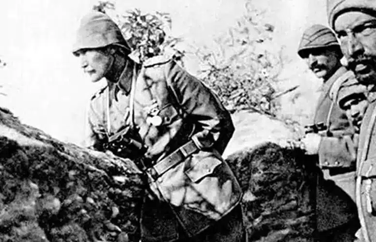 ATATÜRK DENETİME GİDERKEN BOMBARDIMANA YAKALANMIŞ!