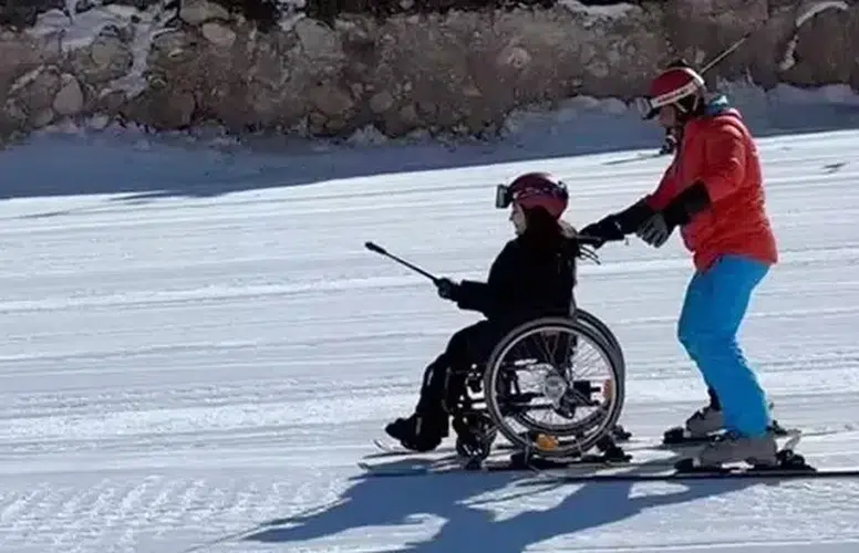 TEKERLEKLİ SANDALYE İLE KAYAK YAPMA İSTEĞİ GERÇEKLEŞTİ!