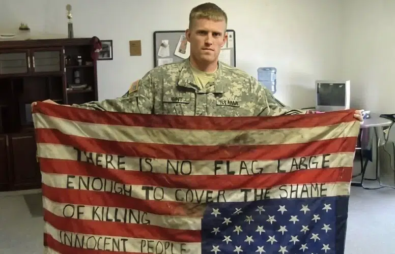 ABD’Li ASKERİN BAYRAK İLE VERDİĞİ”UTANÇ İTİRAFI!” BÜYÜK YANKI UYANDIRDI!