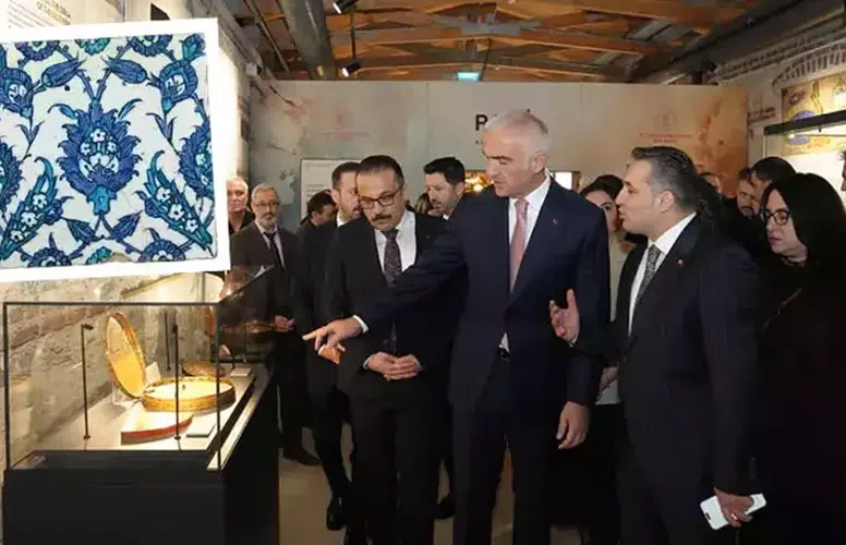 İKİ CAMİDEN ÇALINAN İKİ ÇİNİ YILLAR SONRA TÜRKİYE'YE GETİRİLDİ!