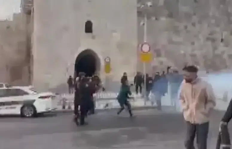 SİYONİST İSRAİL POLİSİ BAYRAM NAMAZINA MÜDAHALE ETTİ!