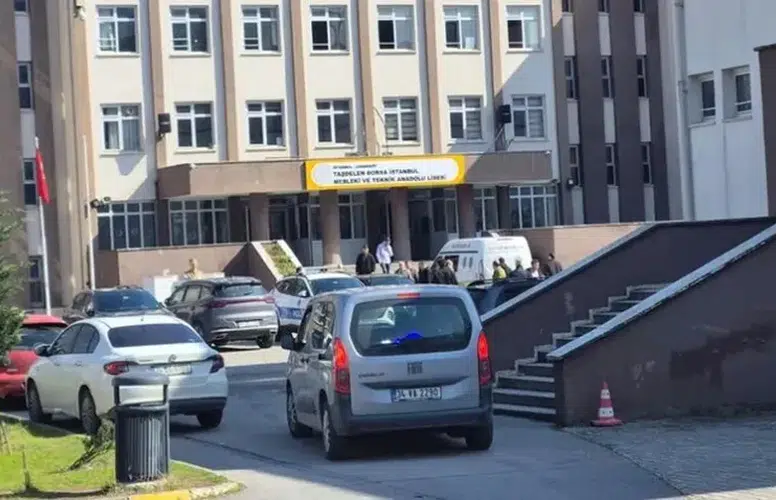 LİSE ÖĞRENCİSİ İKİ ÖĞRETMEN VE BİR ÖĞRENCİYİ BIÇAKLA YARALADI!