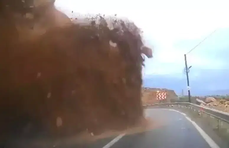 MERSİN AYDINCIK'DA CİP KAYANIN ALTINDA BÖYLE KALDI!