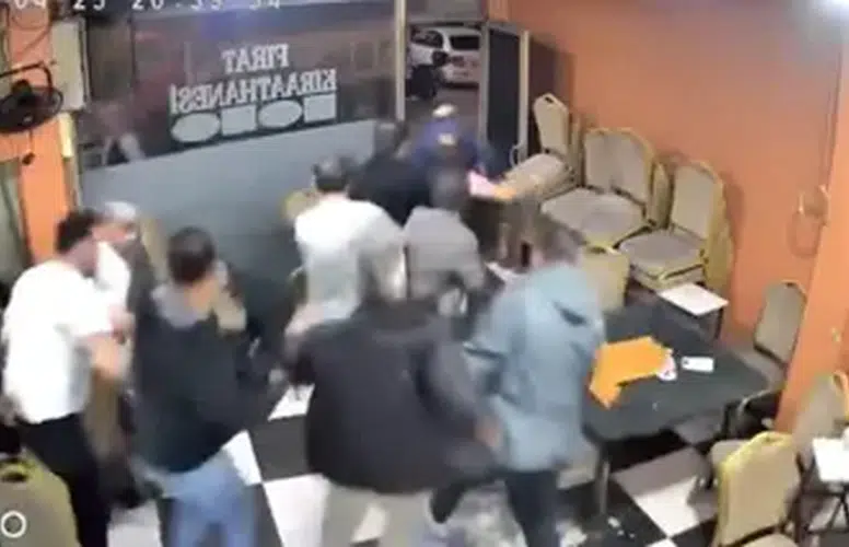 YÜKSEK SESLİ MÜZİK ÇALAN ARAÇ BİNAYI SALLADI! BARDAKLAR YERE KIRILDI!