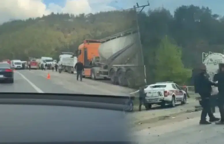 ANTALYA-ISPARTA YOLUNDA BETON MİKSERİ İLE MİNİBÜS ÇARPIŞTI!
