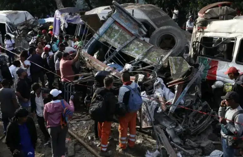 KOLOMBİYA'DA BÜYÜK ÇETE TRAFİKTE BOMBALI ARAÇ PATLATTI!