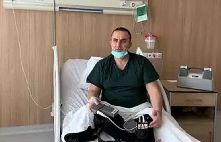 EMEKLİ GÜVENLİK GÖREVLİSİ 4 YILDIR KALBİNİ YANINDA TAŞIYOR!