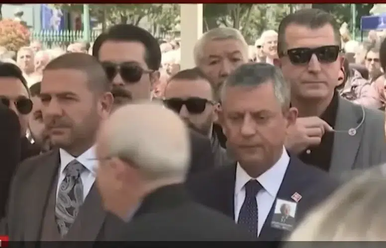 KEMAL KILIÇDAROĞLU ÖZGÜR ÖZEL’E CENAZEDE YÜZ VERMEDİ!