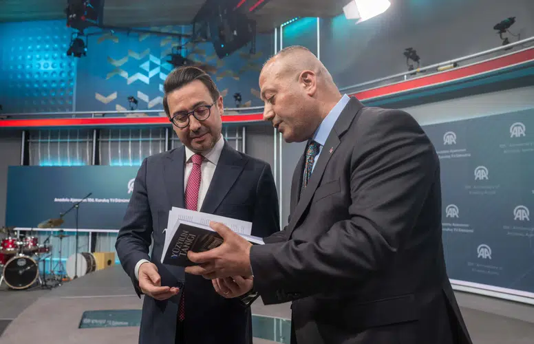 ANADOLU AJANSI’NIN ASIRLIK ÖYKÜSÜ “YÜZYILIN TANIĞI” KİTAP OLDU!