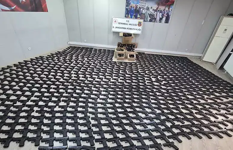 EYÜPSULTAN'DA BİR KAMYONETTE 1021 TABANCA ELE GEÇTİ!