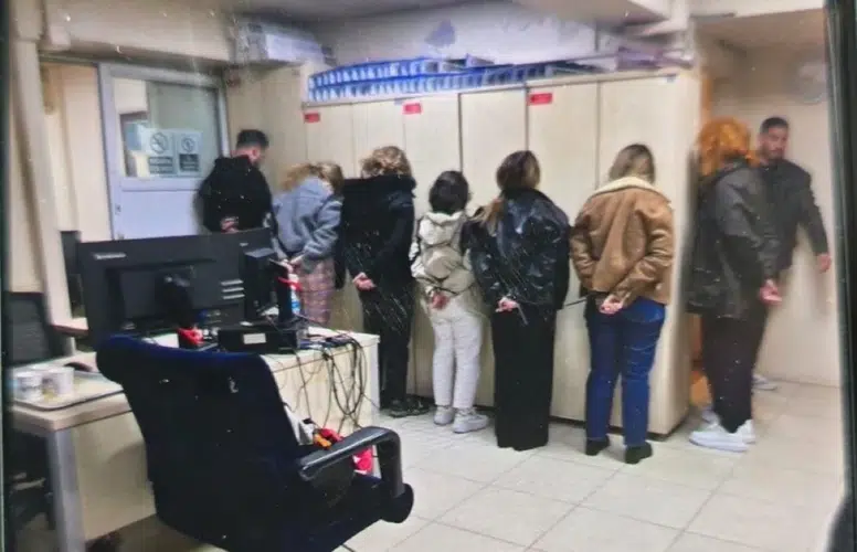 TERÖR SALDIRISI SIRASINDA POLİSLERLE DALGA GEÇENLERE GÖZALTI!