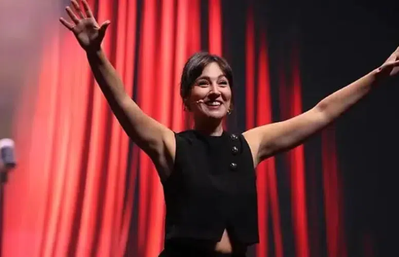 KOMEDYEN ULU:”MAKSADINI AŞAN BİR ŞAKA YAPMIŞ OLABİLİRİM.ÖZÜR DİLERİM!”