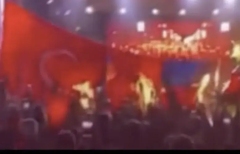 EKONOMİK KRİZDEKİ ERMENİSTAN’DA TÜRK VE AZERBAYCAN BAYRAĞI YAKILDI!