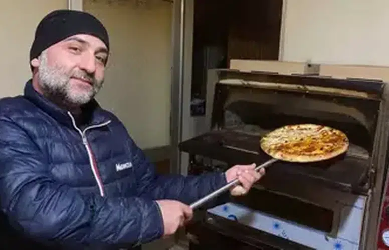 YAZILIMCI KLAVYEYİ BIRAKTI! MERDANEYİ ALDI! PİZZACILIĞA BAŞLADI!