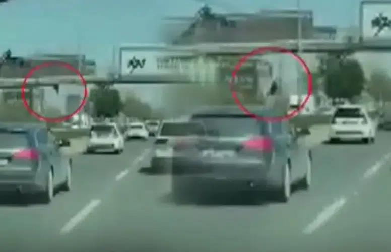 AFİŞ ASARKEN ÜST GEÇİTTEN DÜŞÜP ARABALARIN ALTINDA KALDI!