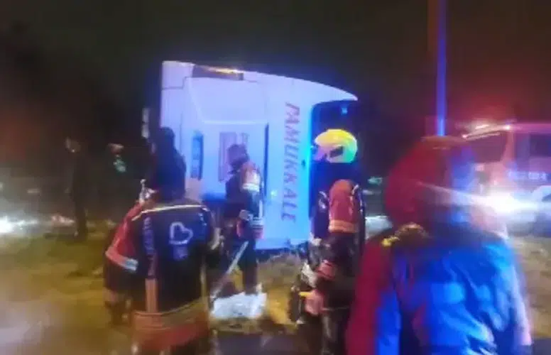 BALIKESİR'DE YOLCU OTOBÜSÜ DEVRİLDİ! 3 ÖLÜ 30 YARALI VAR!