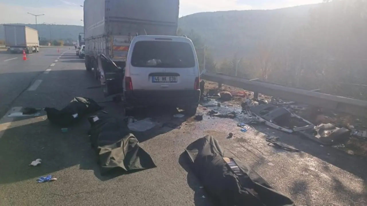 Hafif ticari araç, otoyolda kamyona çarptı; 3 ölü, 3 yaralı