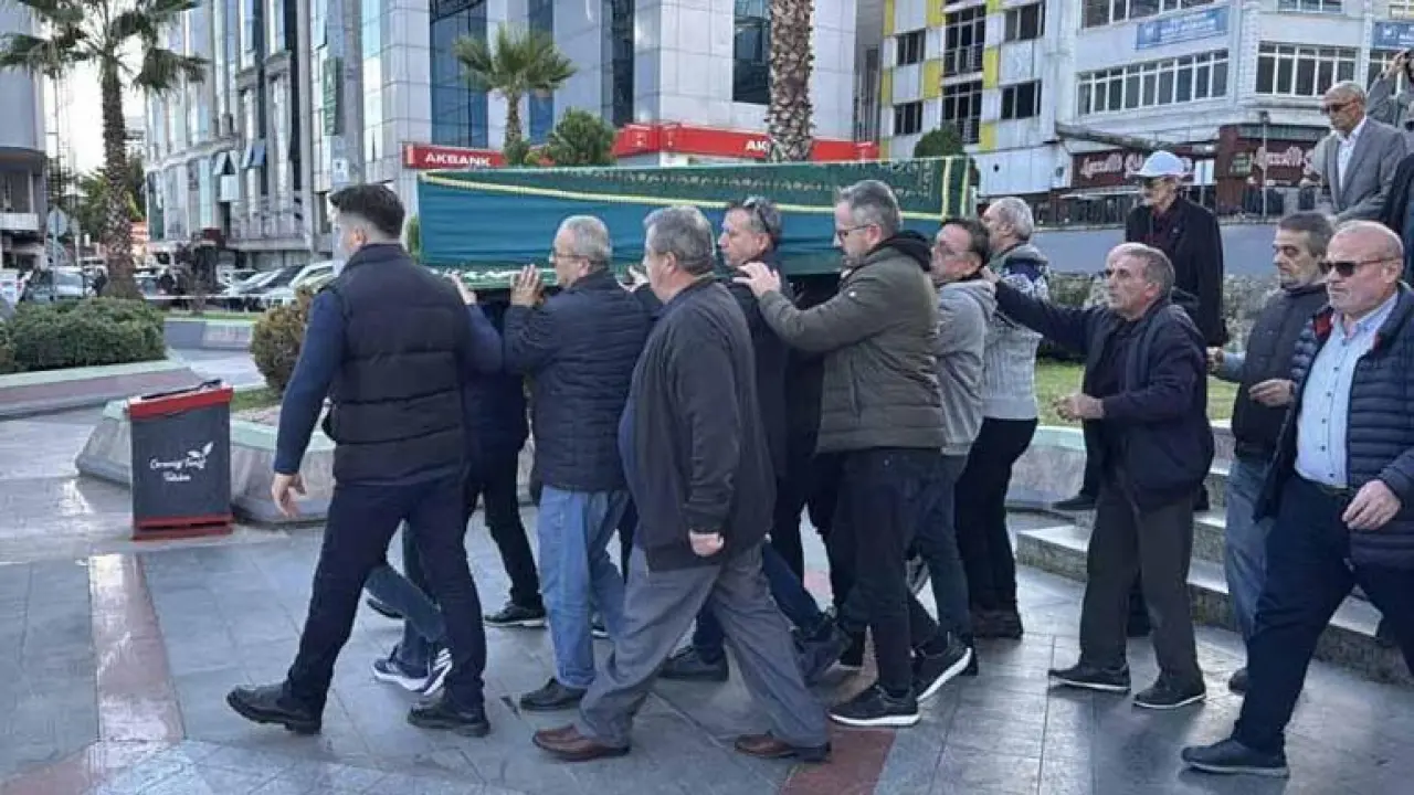 Eşi ve oğlunun ölümüne ilişkin tutuklu bulunduğu cezaevinde intihar eden doktor, defnedildi