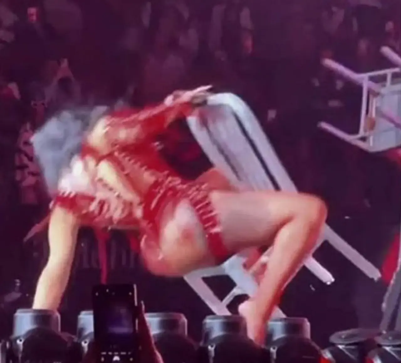 Cardi B, sahnede sandalyeden düştü: Trump yönetimine göndermesi gündem oldu! - Resim : 1