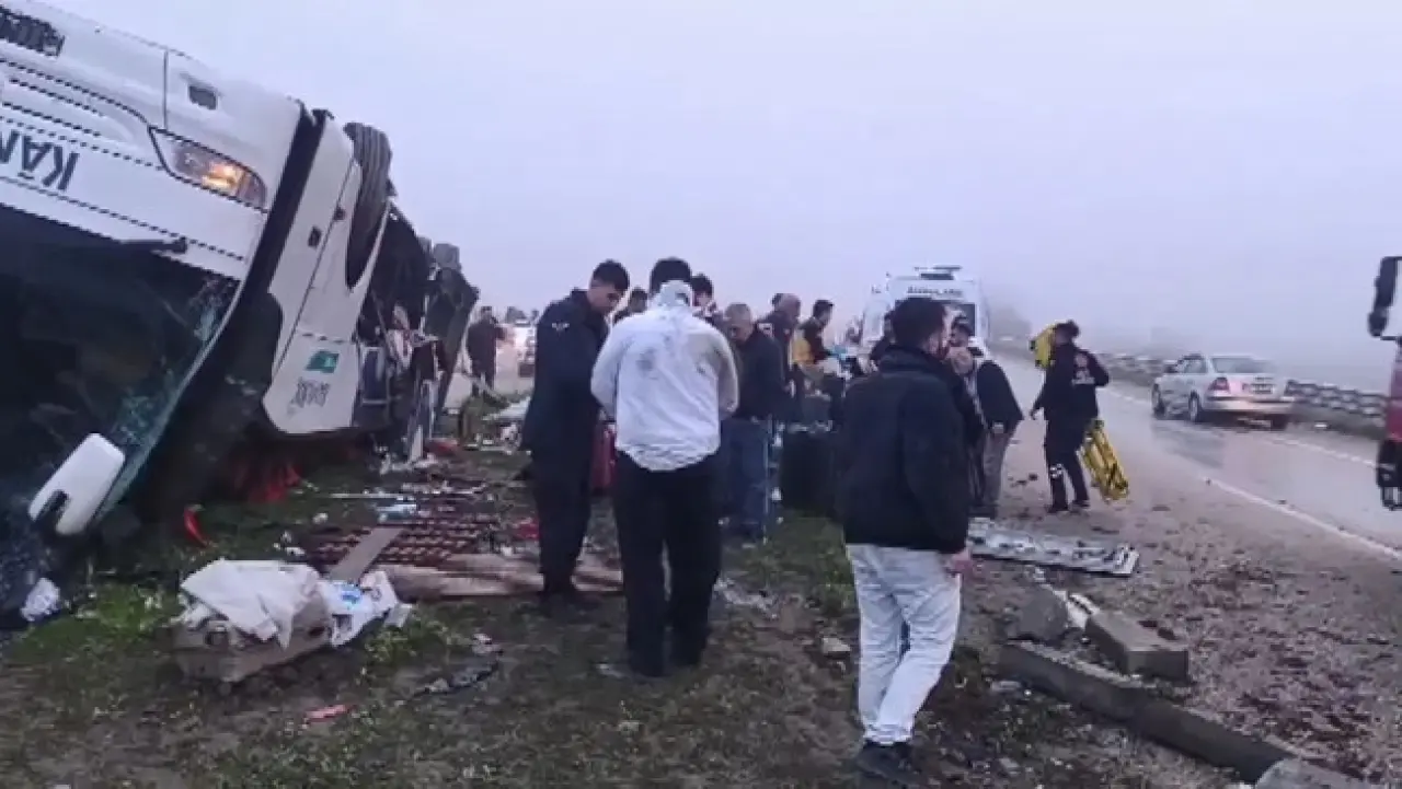 Bayram sabahı korkunç kaza: Yolcu otobüsü devrildi! Ölü ve yaralılar var… - Resim : 1