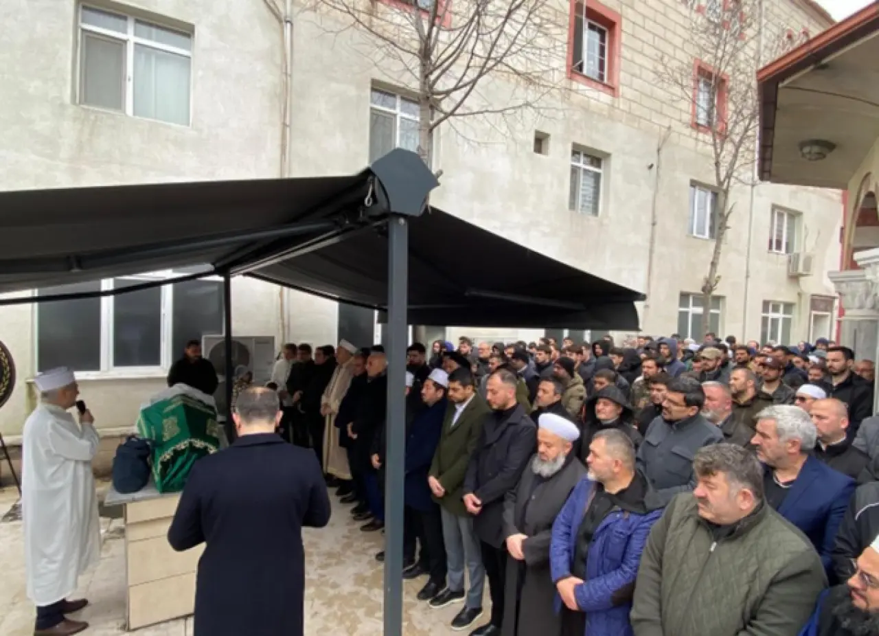 İntihar eden fenomen Kübra Karaaslan’ın babası o camide imam çıktı! - Resim : 1