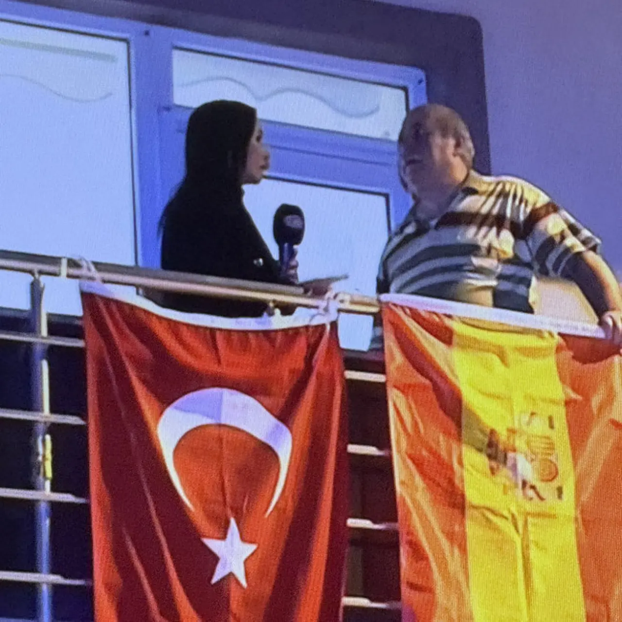 "Bayrak asan dayı" yıllar sonra ortaya çıktı! Balkona bir bayrak daha ekledi... - Resim : 1